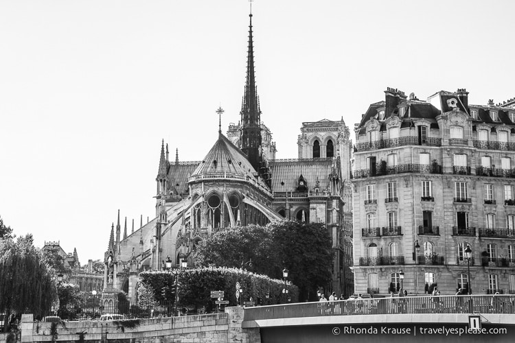 travelyesplease.com | Paris in Black & White- Photo Series | Notre Dame