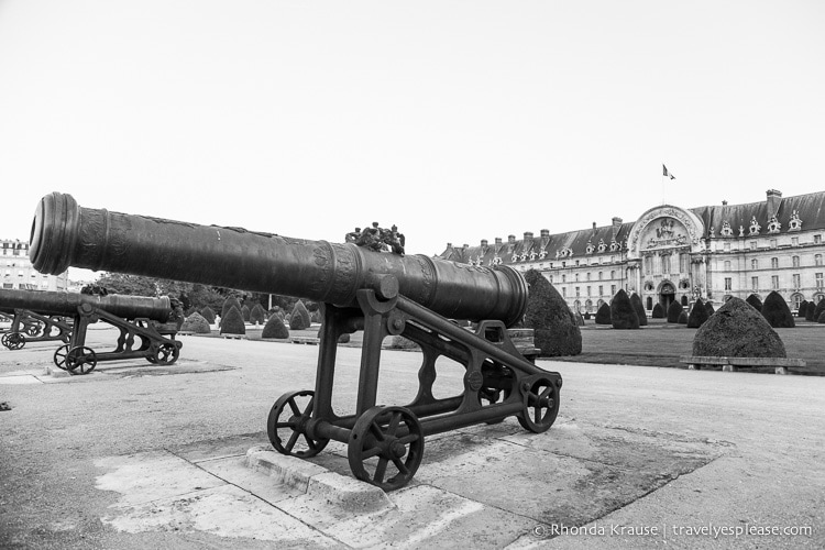 travelyesplease.com | Paris in Black & White- Photo Series | Les Invalides