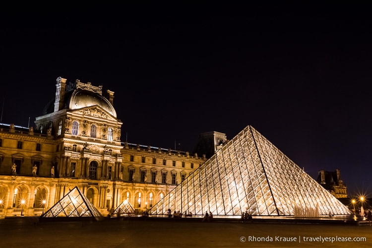 travelyesplease.com | Europe at Night: A Photo Series | Paris, France