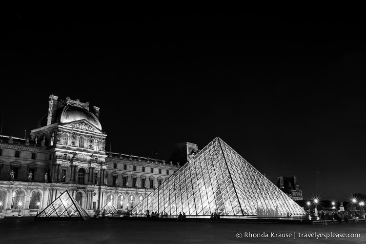 travelyesplease.com | Paris in Black & White- Photo Series | The Louvre