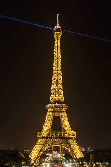 travelyesplease.com | Europe at Night: A Photo Series | Paris, France