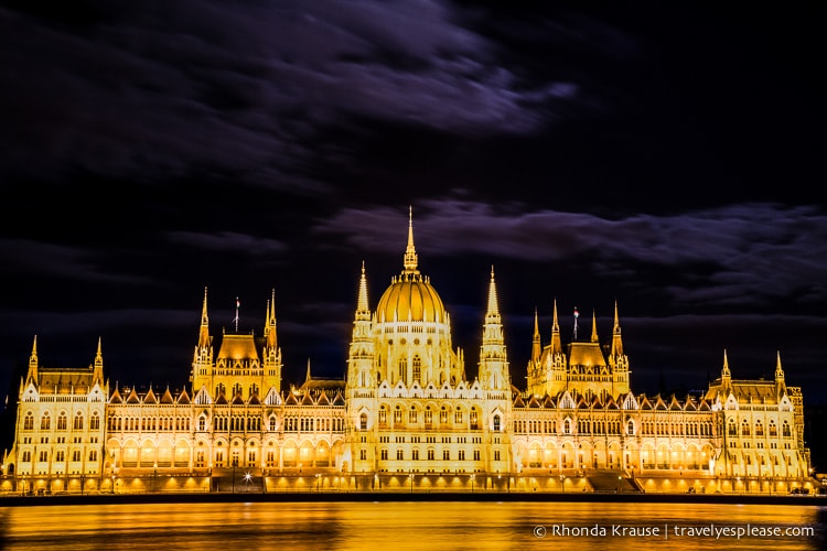 travelyesplease.com | Europe at Night: A Photo Series | Budapest, Hungary