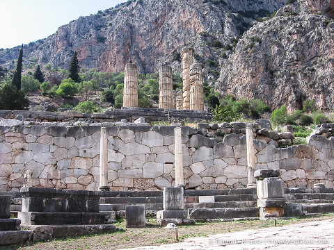 travelyesplease.com | Tour of Ancient Delphi- The Navel of the World