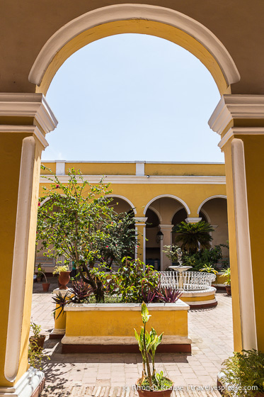 Archways framing the courtyard inside Palacio Cantero.