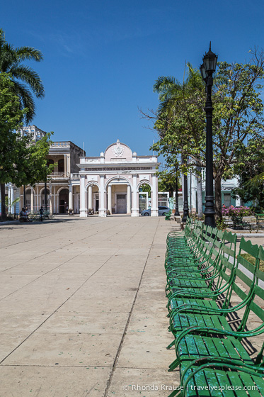 Arch and benches in Parque Marti.