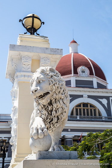Marble lion at the entrance to Parque Marti.