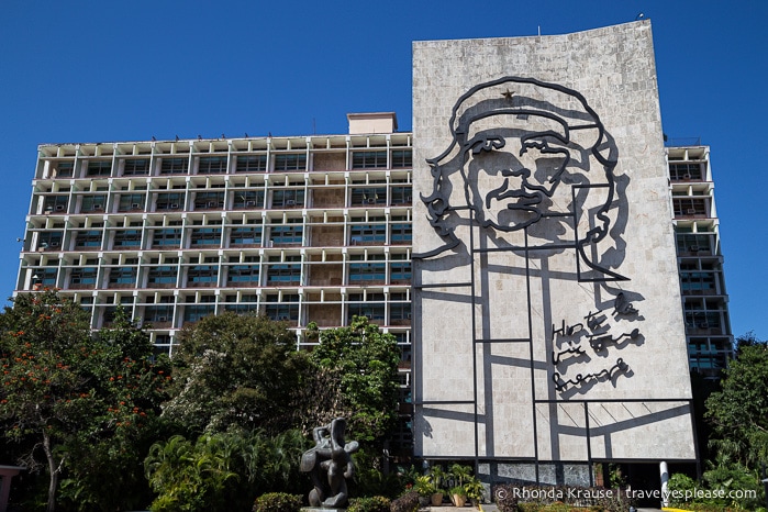Bronze wire sculpture of Che Guevara on the Ministry of the Interior building.