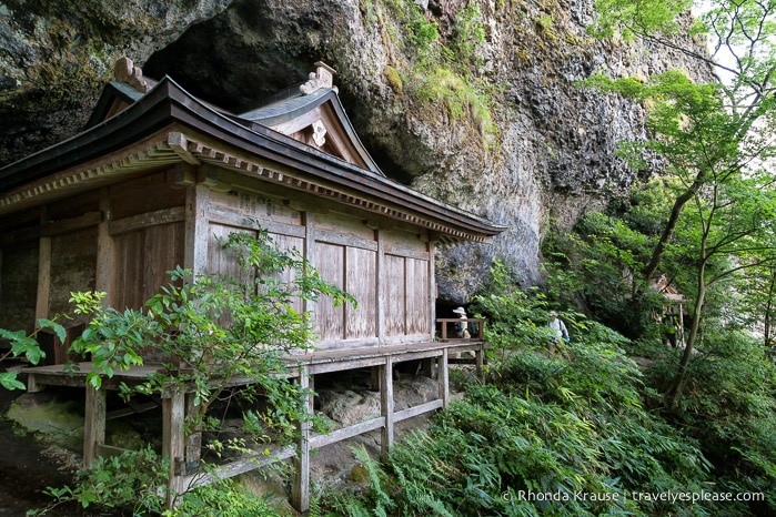 travelyesplease.com | Climbing Mount Mitoku- The Trek to Nageiredo Hall