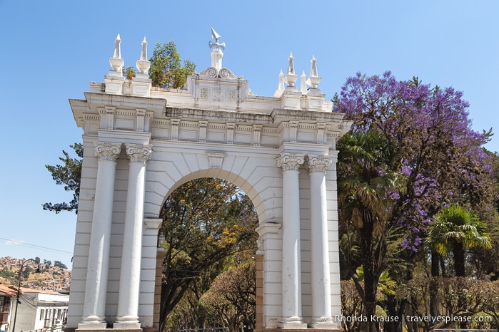 An arch in Parque Bolivar, Sucre.