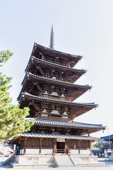 travelyesplease.com / zwiedzanie świątyni Horyu-ji-najstarszych drewnianych budynków na świecie