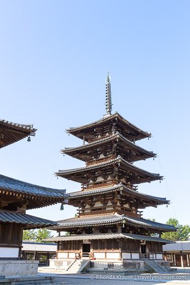 travelyesplease.com / zwiedzanie świątyni Horyu-ji-najstarszych drewnianych budynków na świecie