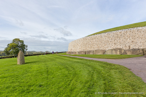 travelyesplease.com | Brú na Bóinne- Visiting Newgrange and Knowth Passage Tombs