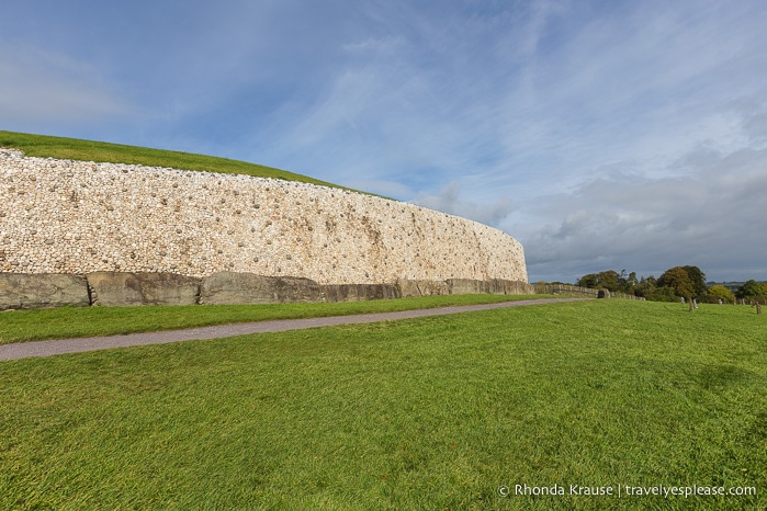 travelyesplease.com | Brú na Bóinne- Visiting Newgrange and Knowth Passage Tombs