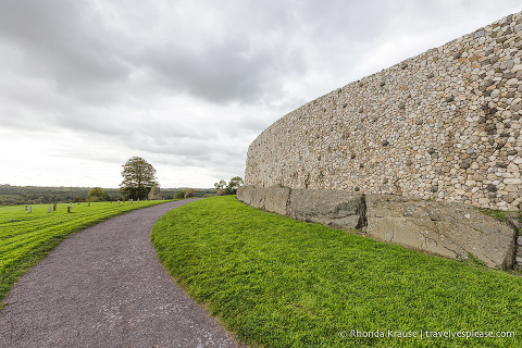 travelyesplease.com | Brú na Bóinne- Visiting Newgrange and Knowth Passage Tombs