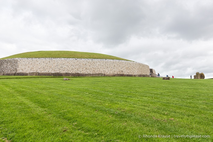 travelyesplease.com | Brú na Bóinne- Visiting Newgrange and Knowth Passage Tombs