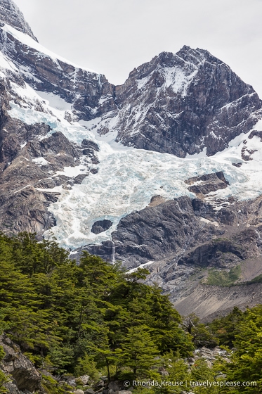 Glaciar francés cayendo en el valle francés