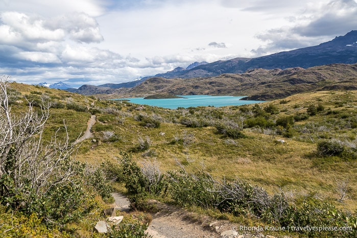 Rolling hills and turquoise lakes on the hike to the French Valley