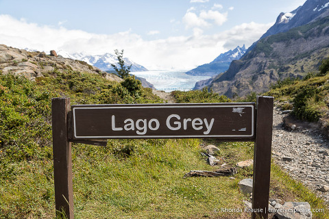 Sign welcoming hikers to Mirador Lago Grey