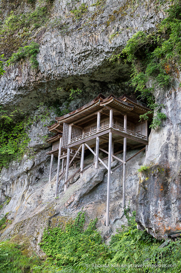 Salón Nageiredo construido en la ladera rocosa de la montaña. Mitoku