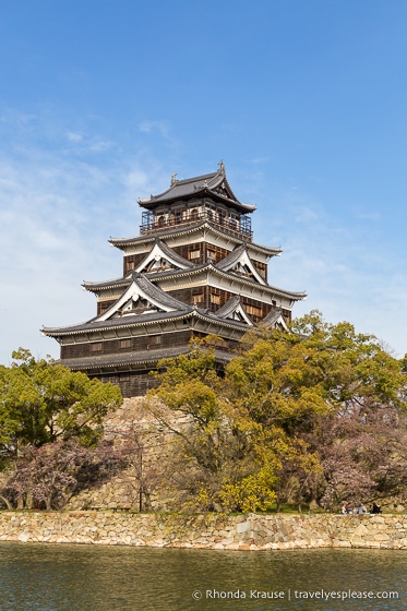 El castillo de Hiroshima domina el foso