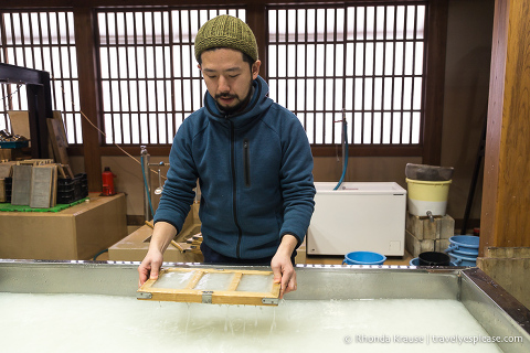 Making washi paper in Gokayama