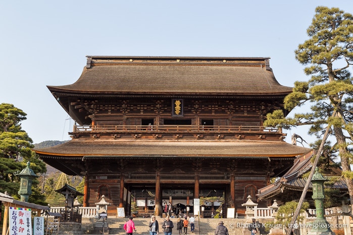 Things to do in Japan- Explore a temple town (gate to Zenko-ji Temple, Nagano)