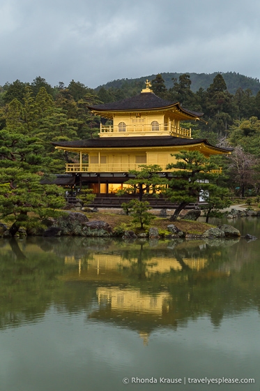 Templo Kinkaku-ji, que se refleja en el agua