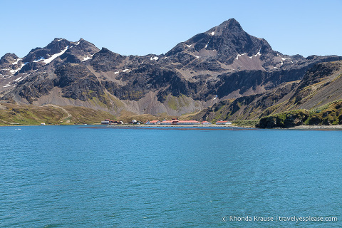 Grytviken detrás de montañas rocosas 