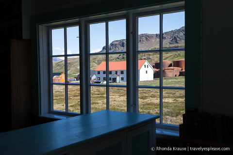 Mire por la ventana de la biblioteca de la Iglesia Grytviken