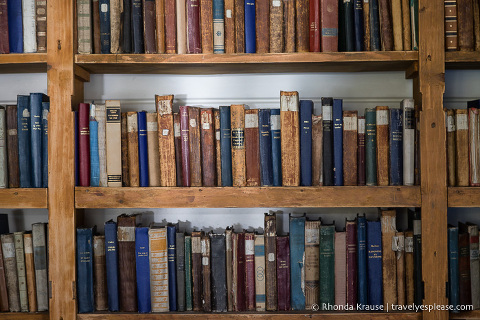 Libros en la biblioteca de la iglesia Grytviken