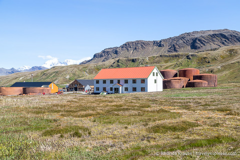 Edificios y tanques en la estación ballenera de Grytviken