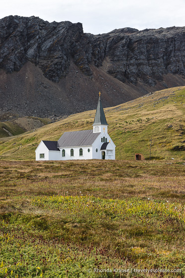 Iglesia de Grytviken (la iglesia del ballenero) bordeada de montañas rocosas