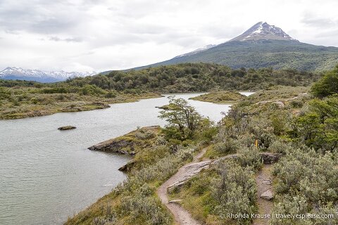 Senda Paseo de la Isla. Trail beside the river with a mountain in the background.