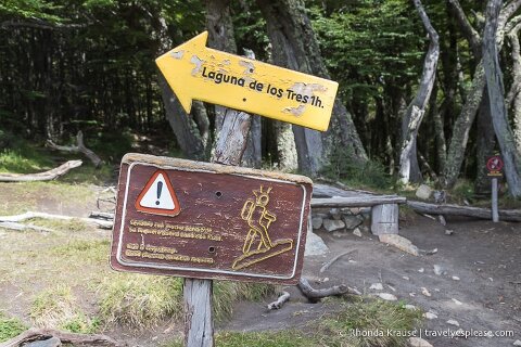 Yellow arrow and trail sign for the Laguna de los Tres hike.