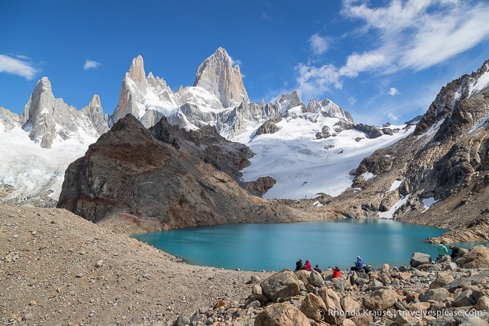 Hikers sitting on rocks near Laguna de los Tres.