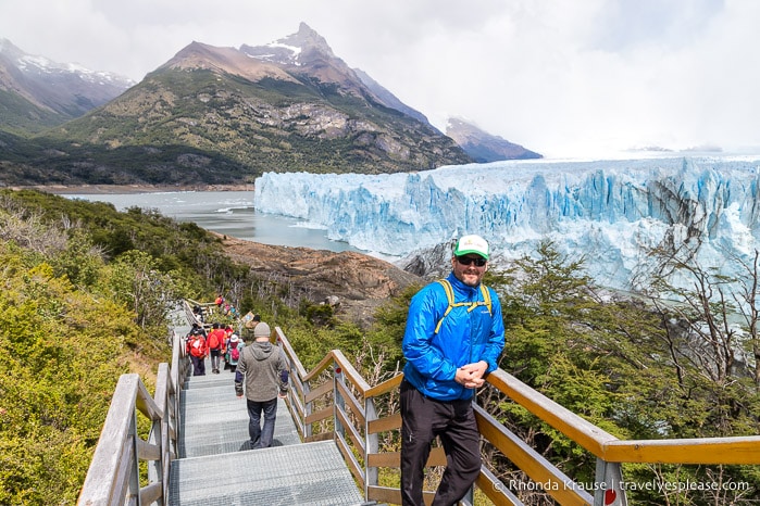 Tourists on the walkway in front of the glacier.