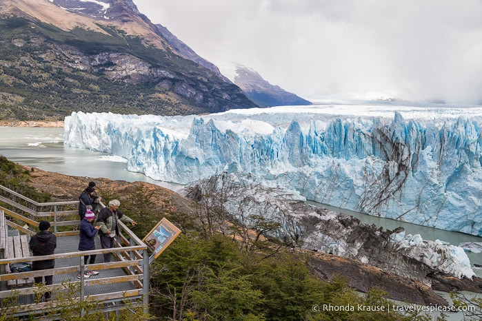 Viewpoint in front of the glacier.