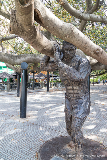 Gomero de la Recoleta and a statue of Atlas.