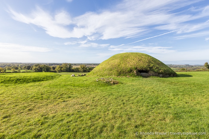 Passage tomb at Bru na Boinne that looks like a grassy mound.