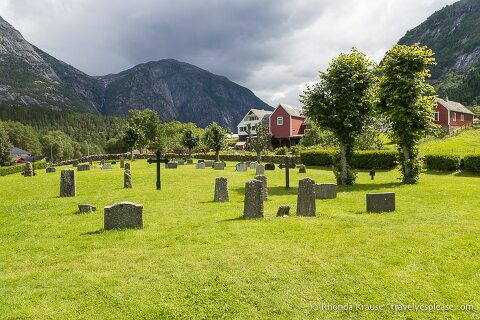 Graveyard in Eidfjord surrounded by mountains.