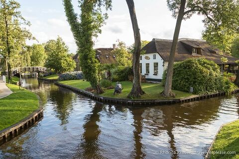 House on the corner of two canals meeting in Giethoorn.