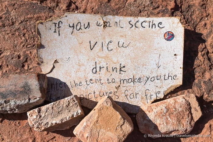 Handwritten sign telling people to come into the tent to see the view for free.