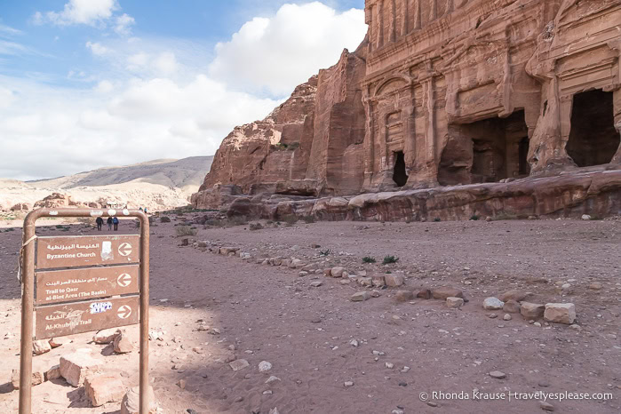Sign at the Al-Khubtha trailhead beside the Palace Tomb.