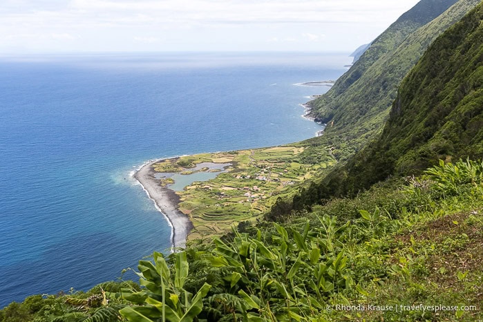 Fajã dos Cubres between cliffs and the ocean.