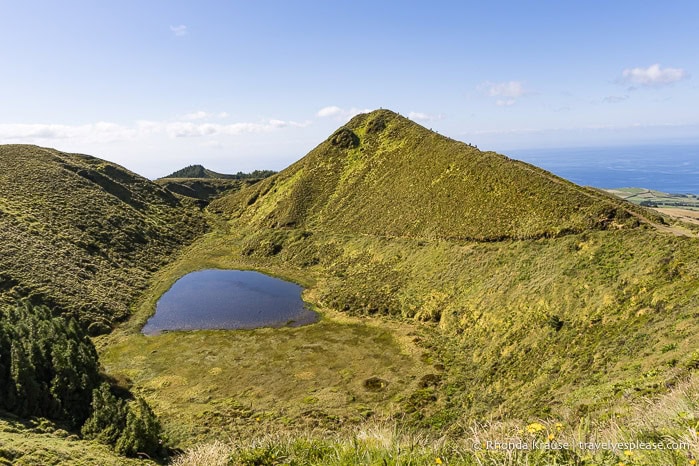 Pond and hills along the Serra Devassa Trail. 